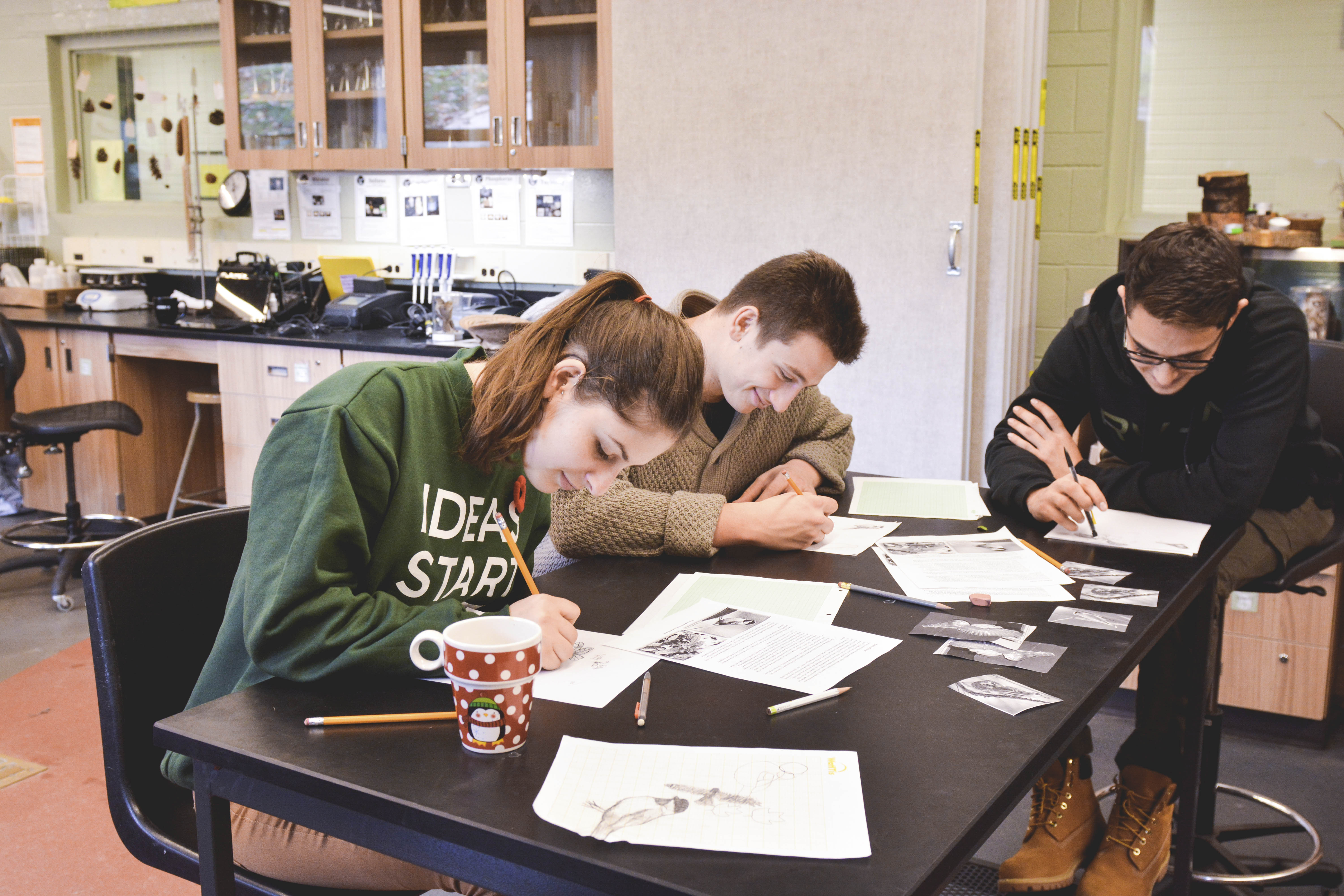 Students learning to sketch. Photo by Ju Hyun Kim